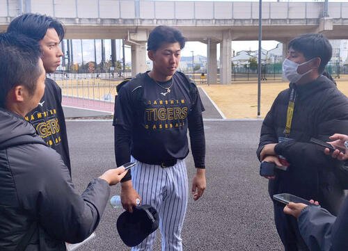 報道陣の取材を受ける阪神立石(撮影･林英樹)