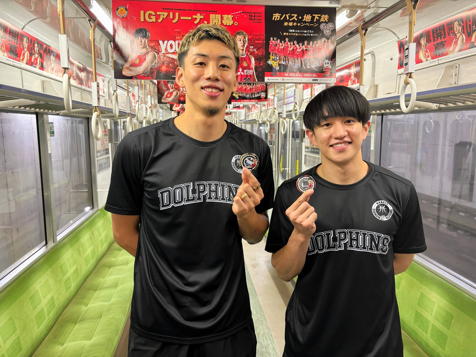 Bリーグ名古屋Dの気候変動プロジェクトで、公共交通機関の利用を呼びかける斎藤拓実(右)と今村佳太©NAGOYAD