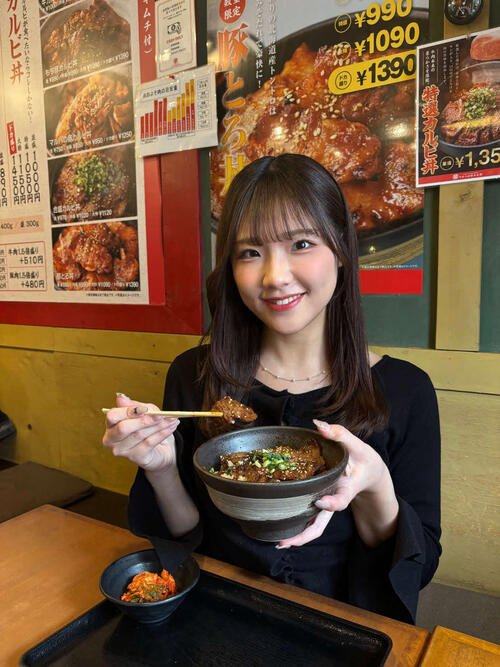 カルビ丼を紹介する工藤