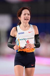 全体2位でゴールする佐藤早也伽(撮影･森本幸一)
