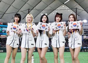 台湾対韓国　試合前、写真に納まる韓国チア、左からチョン･ソユン、ソ･ヒョンスク、チャ･ヨンヒョン、イ･クムジュ、パク･ダンヒ(撮影･鈴木正人)　