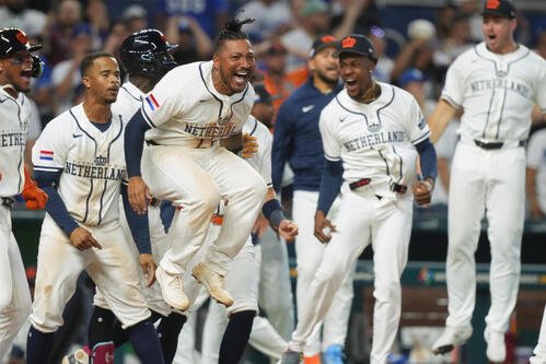 9回、劇的な逆転サヨナラ勝ちに喜ぶオランダナイン(AP)