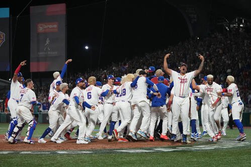 サヨナラ勝ちに歓喜するプエルトリコの選手たち(AP)