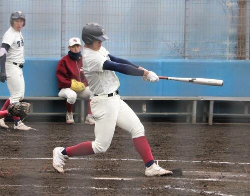 関西学院対大阪桐蔭　大阪桐蔭の中村が2点適時二塁打を放つ(撮影･林亮佑)