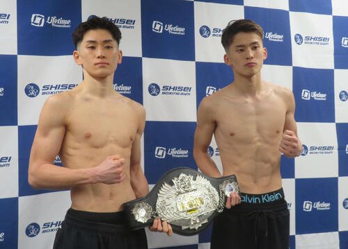 9日の日本フェザー級王座決定戦に向けて計量クリアした同級1位岡本恭祐(右)と同級2位嶋田淳也