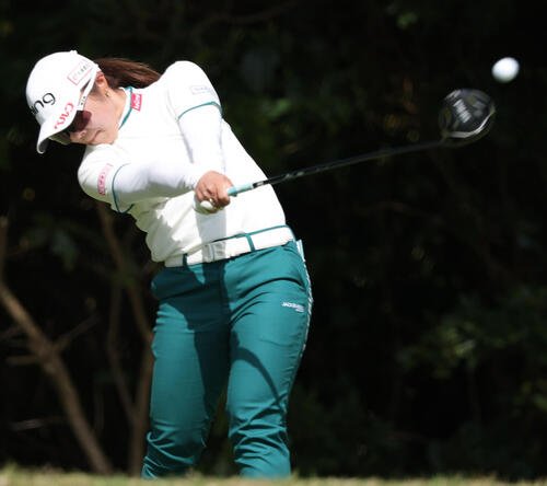 5番、ティーショットを放つ佐久間(撮影･上山淳一)