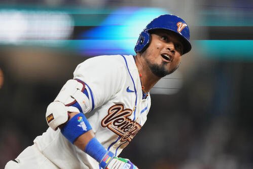 5回、本塁打を放ったベネズエラのアラエス(AP)
