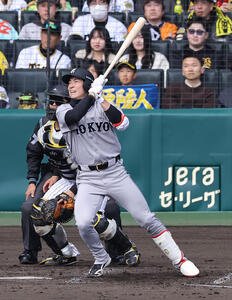 阪神対巨人　3回表巨人2死、松本は安打を放つ(撮影･上田博志)