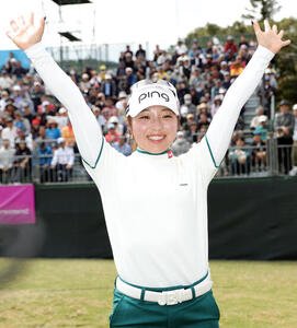 通算16アンダーで優勝しバンザイする佐久間(撮影･上山淳一)