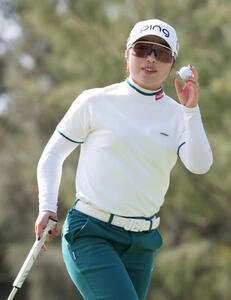 4番、パーパットを決めギャラリーの声援に応える佐久間(撮影･上山淳一)