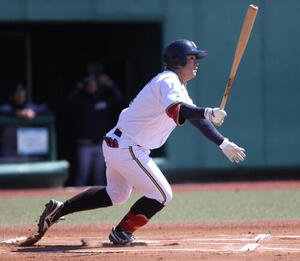 明治安田対JFE西日本　1回表明治安田無死、山形は右翼線に二塁打を放つ(撮影･柴田隆二)