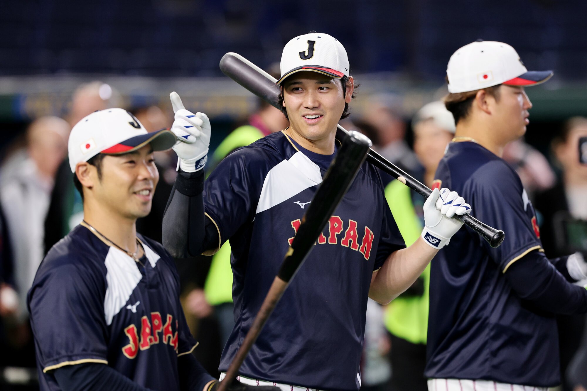 試合前、練習中に近藤健介(左)と話をする大谷翔平(中央)=友永翔大撮影