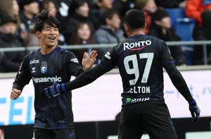 G大阪対長崎　後半、決勝ゴールを決めたG大阪半田(中)はウェルトンとタッチをかわす(撮影･西尾就之)
