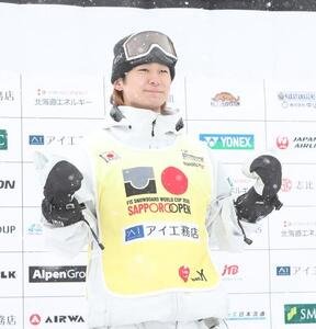 表彰台でポーズを取る戸塚優斗(撮影･奥村晶治)