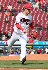 広島対中日　打球に反応する広島先発の赤木(撮影･加藤孝規)