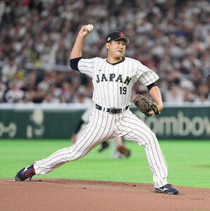 日本対オーストラリア　力投する日本先発の菅野(撮影･井上学)