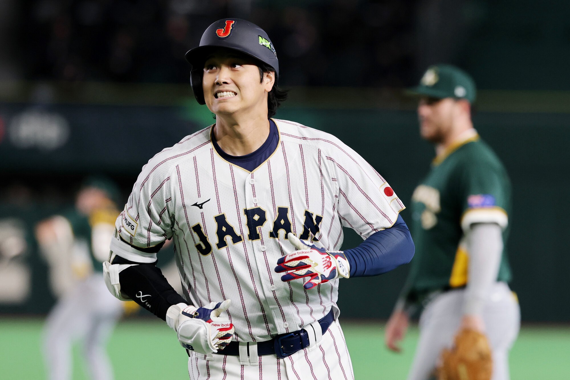 五回裏日本無死、右直に倒れ、厳しい表情を見せる大谷翔平=友永翔大撮影