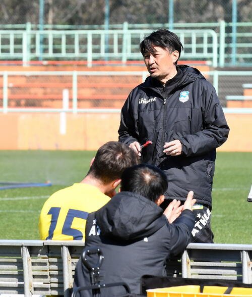 ハーフタイムに指示を出す沼津篠田監督