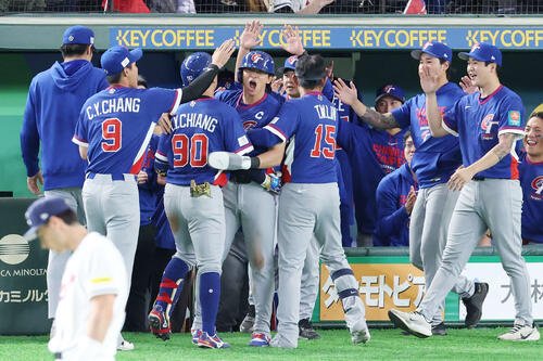 韓国対台湾　タイブレーク10回表台湾無死一、三塁、生還した陳傑憲(中央)はスクイズを決めた江坤宇(同左)と抱き合って喜ぶ(撮影･宮地輝)