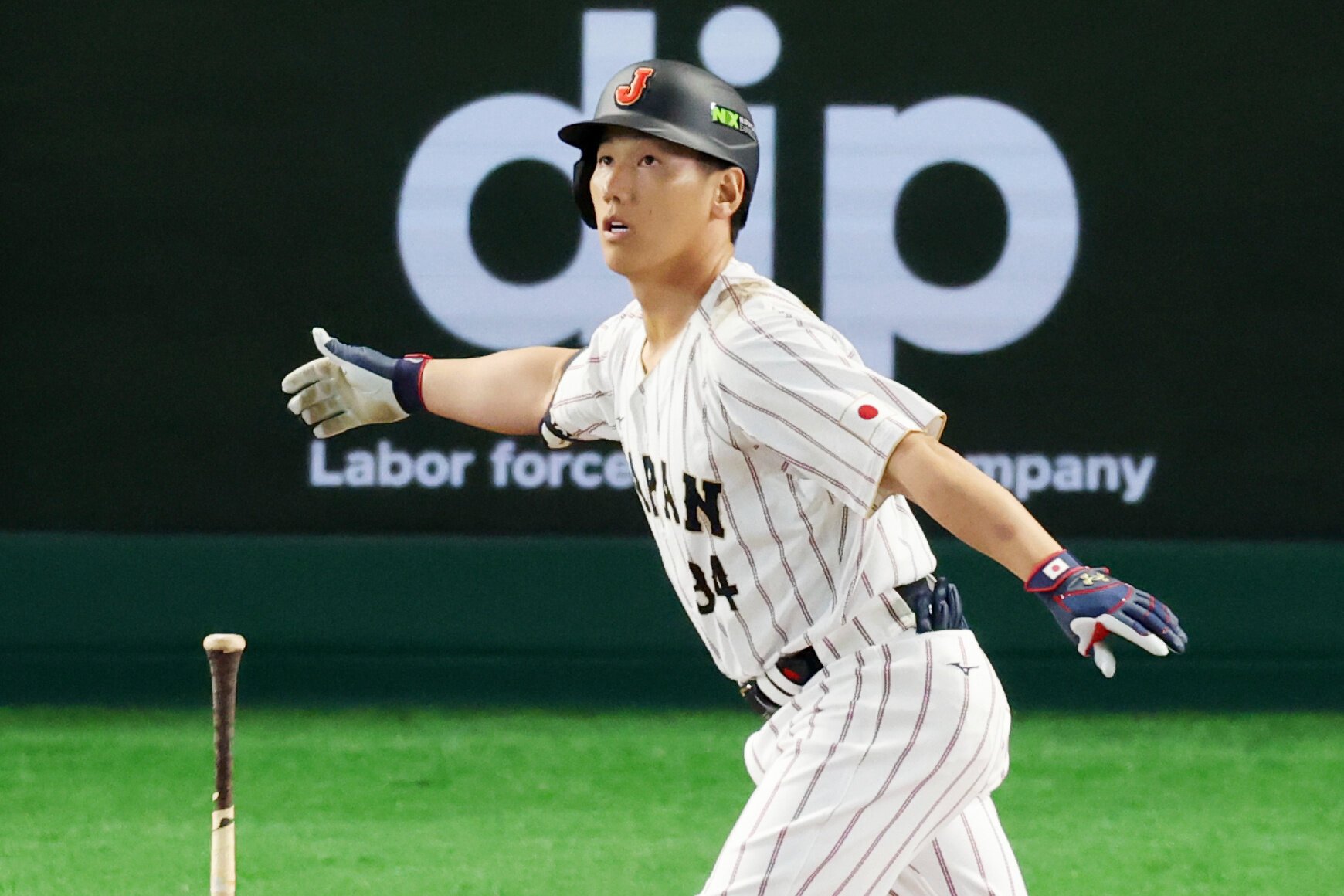 七回裏日本2死一塁、吉田正尚は逆転の2点本塁打を放つ=内海日和撮影