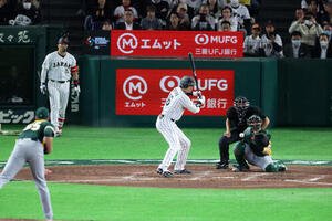 日本対オーストラリア　7回裏日本無死、大谷は四球で出塁。投手ケネディ(撮影･加藤哉)