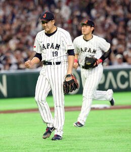 日本対オーストラリア　3回表オーストラリア1死一塁、ミードの打球を岡本(奥)が好守で併殺に仕留めガッツポーズする菅野(撮影･浅見桂子)