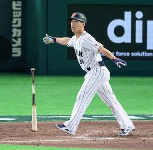 日本対オーストラリア　7回裏日本2死一塁、吉田は逆転右中間越え2点本塁打を放つ(撮影･加藤哉)