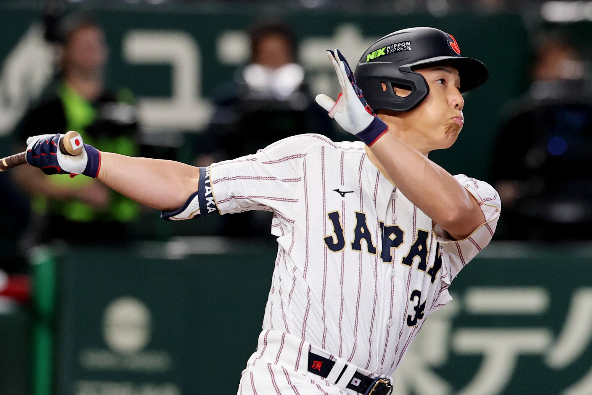 七回裏日本2死一塁、吉田正尚は逆転の2点本塁打を放つ=友永翔大撮影