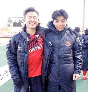 福島対長野　試合後、写真に納まる福島カズ(左)と上畑(撮影･江口和貴)