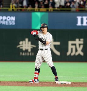 日本対オーストラリア　8回裏日本1死一、三塁、左適時二塁打を放った佐藤はベンチにお茶たてポーズ(撮影･浅見桂子)