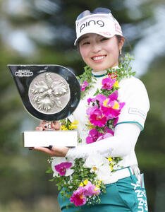 優勝した佐久間はシャーレを手に笑顔を見せる(撮影･上山淳一)