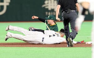 日本対オーストラリア　4回裏日本2死満塁、二塁走者牧はけん制アウトとなる(撮影･浅見桂子)