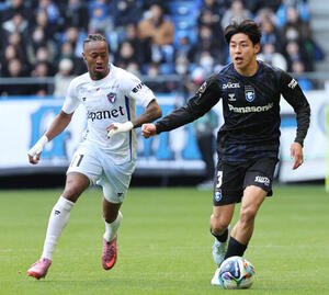 G大阪対長崎　前半、ドリブルで攻め上がるG大阪半田(右)(撮影･西尾就之)