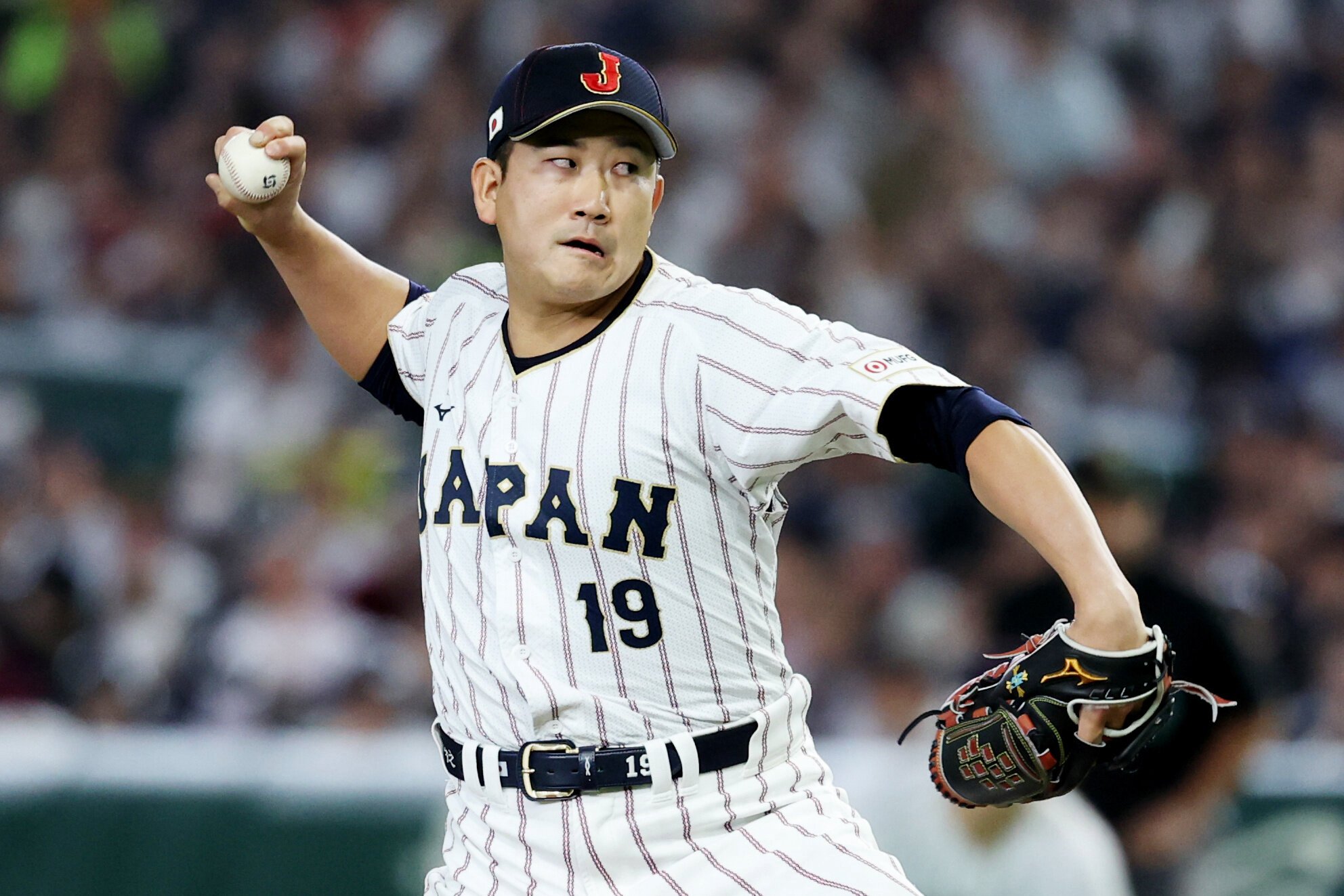 一回表、力投する先発の菅野智之=金居達朗撮影