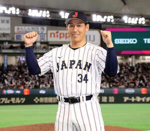 日本対オーストラリア　ヒーローインタビューを終えマッスルポーズを決める吉田(撮影･浅見桂子)