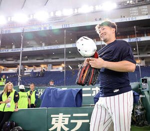 日本対オーストラリア　笑顔でグラウンドに出る鈴木(撮影･浅見桂子)