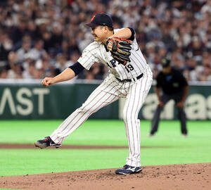 日本対オーストラリア　4回表オーストラリアの攻撃で、気合の表情で投げる菅野(撮影･浅見桂子)