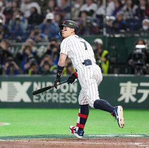 日本対オーストラリア　8回裏日本1死一、三塁、適時二塁打を放つ佐藤(撮影･井上学)