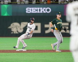 日本対オーストラリア　8回裏日本無死一塁、二塁盗塁を決める周東(撮影･井上学)