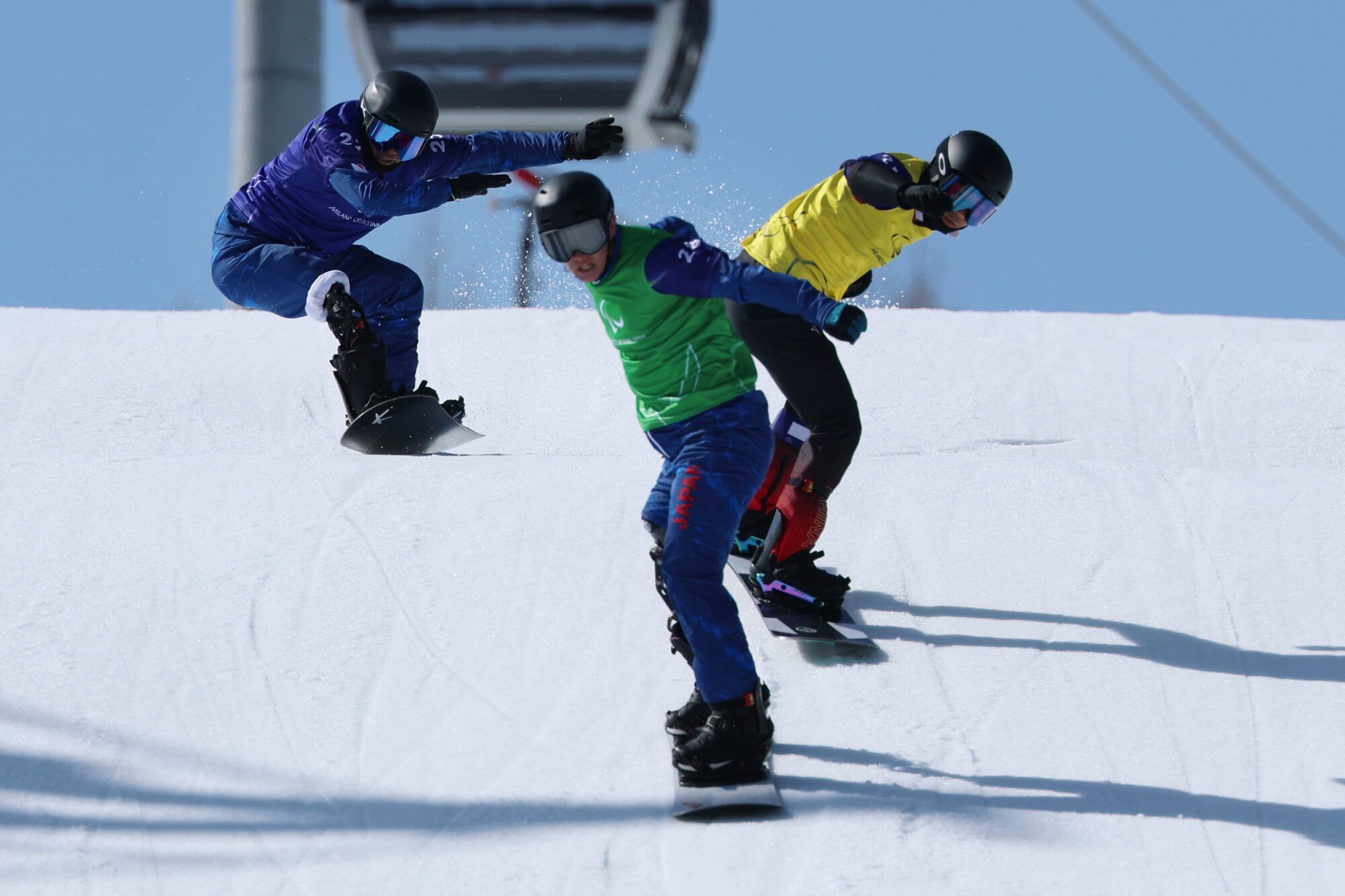 パラスノーボードクロス男子(大腿障害)準決勝2組で1位の小須田潤太(中央)と3位の小栗大地(左)=井手さゆり撮影
