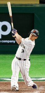 七回裏日本2死一塁、吉田は逆転の2点本塁打を放つ＝内海日和撮影