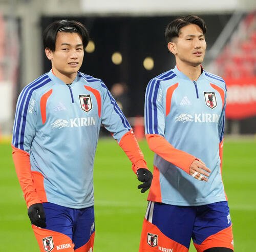 上田綺世(左)と渡辺剛(2025年11月13日)