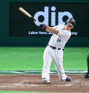 日本対オーストラリア　7回裏日本2死一塁、吉田は逆転右中間越え2点本塁打を放つ(撮影･加藤哉)