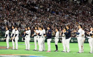 日本対オーストラリア　1位通過を決め、御退席する天皇皇后両陛下に整列してあいさつする井端監督(左)ら日本の選手たち(撮影･浅見桂子)