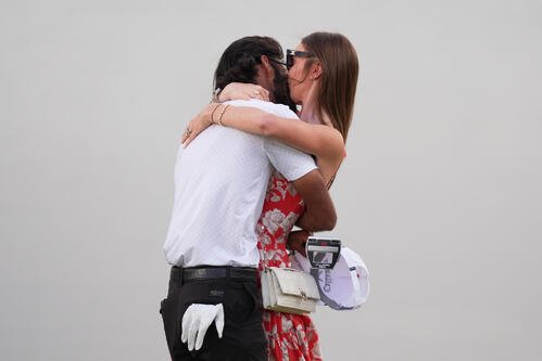 妻プレズリー･シュルツとキスをする優勝したアックシェイ･バティア(左、AP)