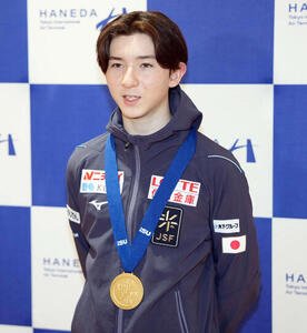 羽田空港に到着後、囲み取材に応じる中田(撮影･小島史椰)