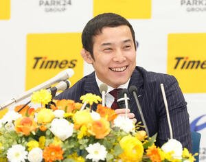 会見で笑顔を見せる高藤(撮影･足立雅史)