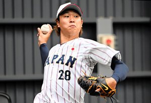 侍ジャパンの宮崎合宿で、投球練習をする高橋宏斗=2月17日