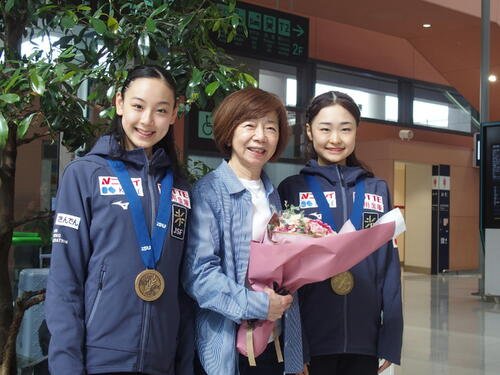 岡万佑子(左)と島田麻央(右)からサプライズで花束を贈られた小林芳子強化副部長