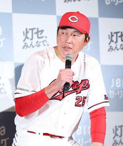 ｢灯セ、みんなで。｣プロジェクト記者会見に臨む広島新井監督(撮影･鈴木正人)　